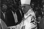Stepinac okružen brojnim gostima i djecom u Dječjem domu za ratnu siročad u Jastrebarskom, 1943.